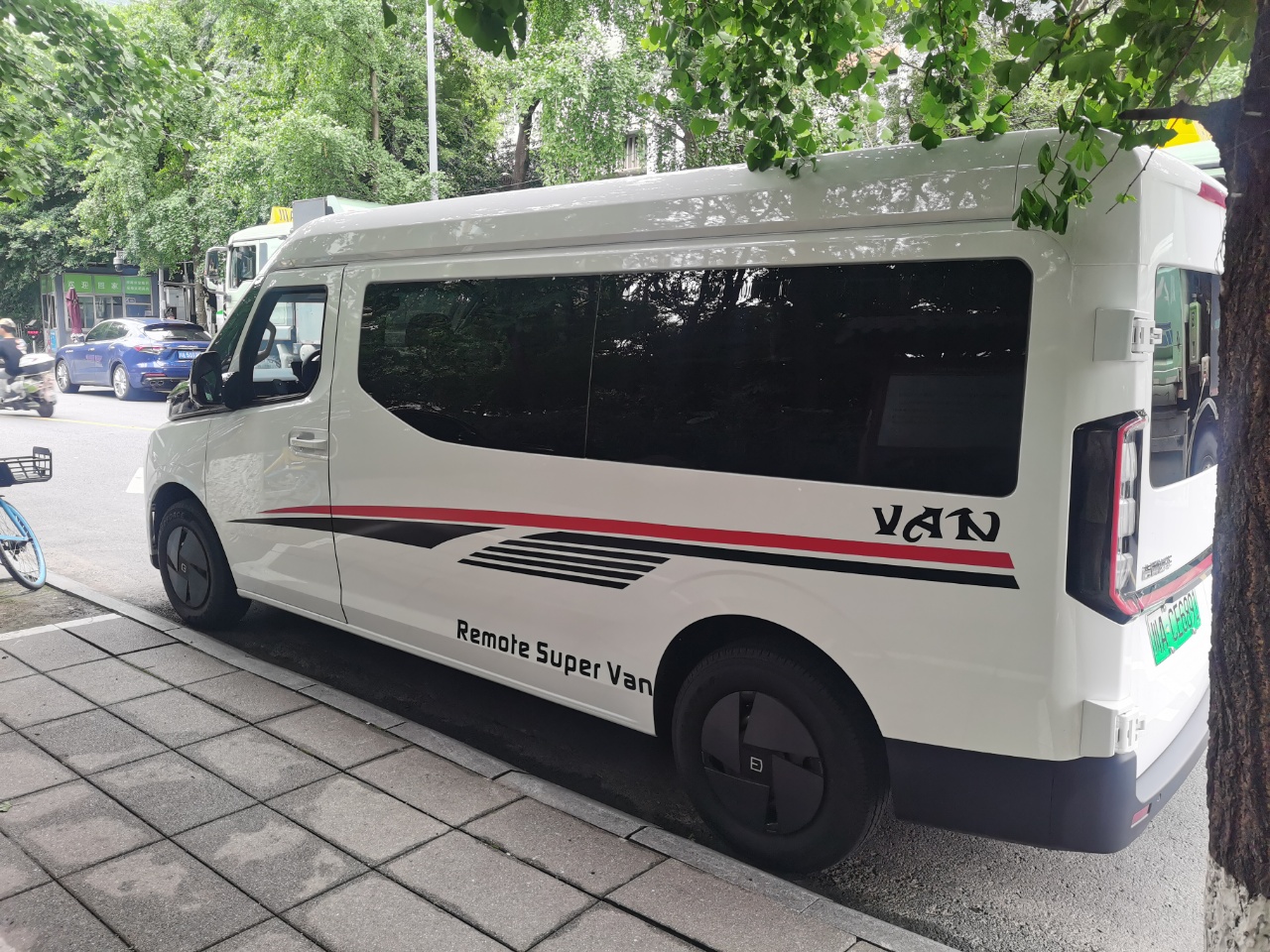 V12引擎绝唱？法拉利SF90 Stradale混动系统深度解析：情怀与现实的碰撞